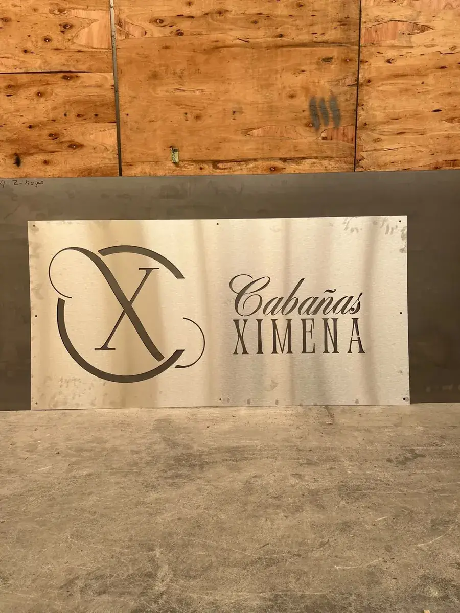 Letrero de acero inoxidable con logotipo calado por corte láser para negocio