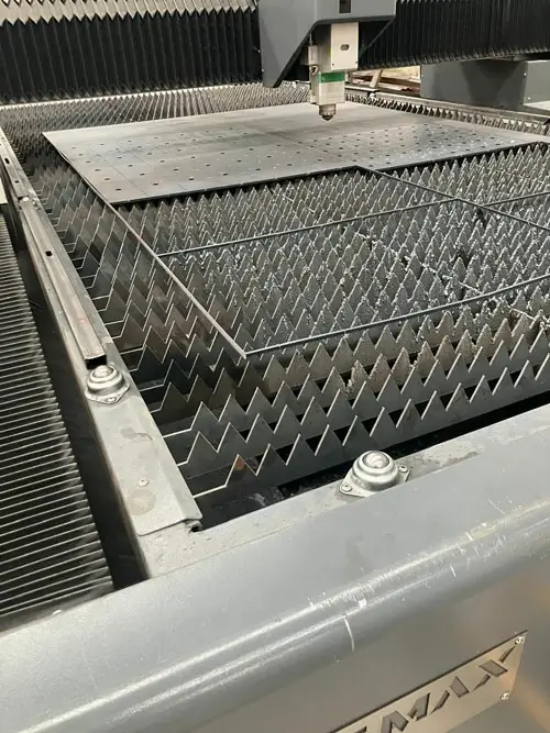 Máquina de corte láser en acción